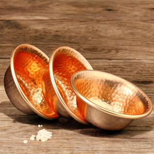 Cuenco de cobre martillado con textura artística que ofrece un atractivo único para ocasiones festivas y celebraciones a bajo precio. - Product Image 2