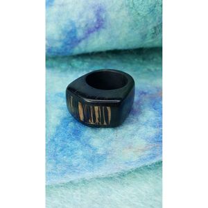 Bague en bois naturel et résine pour usage quotidien, artisanat en résine fait à la main - Product Image 4