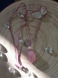 สร้อยคอหินโรสควอตซ์ทำมือพร้อมจี้หินสีชมพู เชือกสีม่วงปรับได้ สไตล์โบโฮ เครื่องประดับคริสตัลบำบัด ของขวัญสำหรับผู้หญิง - Product Image 2