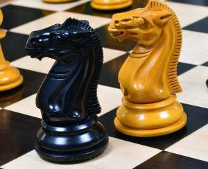 Pièces d'échecs soviétiques vintage de 1940 en ébène et bois de buis vieilli, roi de 4 pouces, au meilleur prix - Product Image 2