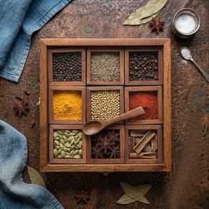 Boîte à épices en bois de Sheesham avec cuillère : Masala Dabba, organisateur de rangement de cuisine, récipient à assaisonnements, en bois durable et artisanal - Product Image 2