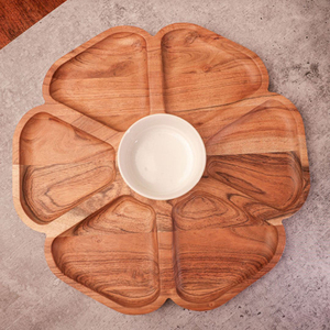 Plateau de service de luxe en bois en forme de fleur avec compartiments et bol central en métal blanc pour snacks, fruits secs et noix à la maison - Product Image 4