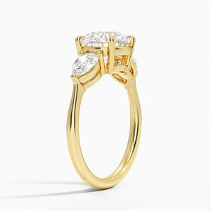 Anillo de Compromiso Clásico con Tres Diamantes en Forma de Pera - Product Image 2