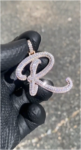 จี้เพชรโมอิสซาไนต์แบบสั่งทำสำหรับฮิปฮอป เงินแท้ 925 คุณภาพ VVS ประดับเพชรโมอิสซาไนต์เต็มตัว ดีไซน์ตัวอักษรแฟชั่น - Product Image 3