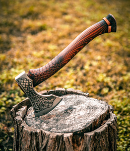 Hache Viking personnalisée en acier au carbone, fabriquée à la main, avec fourreau en cuir de qualité industrielle et manche en bois, pour couper la pizza et le camping (2026) - Product Image 1