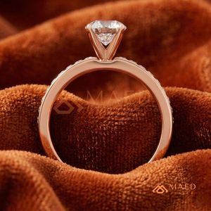 แหวนโรสโกลด์ 14K ทรงเจ้าหญิงสุดโรแมนติก |   แหวนหมั้นทรงสี่เหลี่ยมสไตล์วินเทจแบบไม่มีวงแหวนล้อม |   แหวนทองชมพูสำหรับวันครบรอบ - Product Image 3