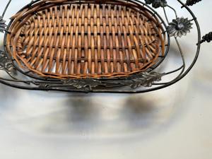 Panier vintage en rotin et métal avec motif feuille, idéal comme plateau de service, centre de table et panier cadeau, provenant d'Inde - Product Image 6