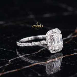 Anillo de Compromiso con Corte Esmeralda y Halo en Oro de 14K, Anillo Nupcial con Pavé de Diamantes - Product Image 2