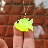 Pendentif artisanal en jade préhnite sculpté en forme de poisson avec œil en zircon noir, plaqué or 18 carats, chaîne à maillons réglable en laiton, collier de mariage