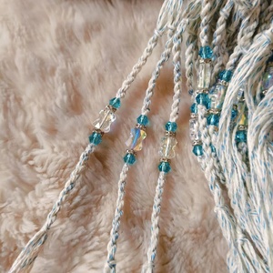 Elegante Juego de Rakhi Hecho a Mano con Cuentas Azules y Blancas y Detalles de Cristal para la Celebración de Raksha Bandhan - Product Image 1