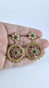 Pendientes de Aro Chapados en Oro Estilo Jaipur Heritage con Esmeraldas Verdes, Rubíes Rojos y Perlas Colgantes para Mujer - Product Image 4