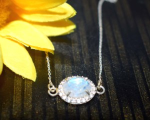 Collier pendentif de luxe en pierre de lune arc-en-ciel naturelle avec halo et accents en CZ sur chaîne à maillons plaquée argent pour femme - Product Image 2