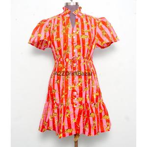 เดรสสั้นผู้หญิงถักมือจากผ้าฝ้าย 100% คอวี แขนสั้น เอวสูง ทรงเอ พิมพ์ลายดอกไม้ ติดกระดุม ซักได้ - Product Image 2