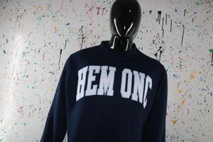 Sweat-shirt à col montant HEM ONC BLUE 100% BLANC avec broderie appliquée, col large, URBAN PRODUCTIONS - Product Image 3