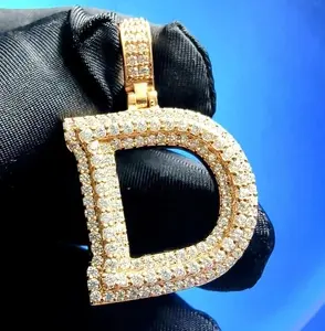 Colgante de Letra Personalizada con Moissanita Real de Corte Redondo de 1.50Ct, Plata de Ley Chapada en Oro para Mujer - Product Image 3