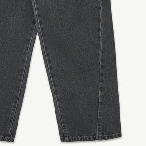 กางเกงพรีเมียมสำหรับเด็กผู้ชายแบบติดกระดุม บริการ OEM ออกแบบพร้อมโลโก้ โรงงานผลิตเสื้อผ้าเด็กผู้ชายตามเทรนด์ ผ้าเดนิมเนื้อนุ่ม - Product Image 4