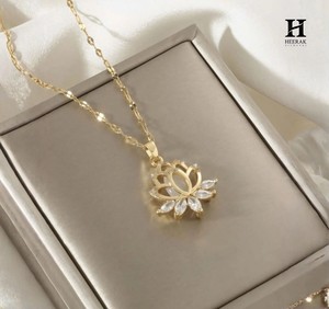 Joyería Floral de Diamantes de Lujo al por Mayor, Collar con Colgante de Loto de Oro Personalizado - Product Image 3