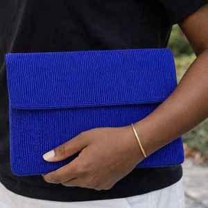 Bolso de mano con cuentas azul real 1938, hecho a mano con cuentas de semillas, bolso de noche, bolso de mano con letras griegas personalizadas, suministro al por mayor OEM - Product Image 3