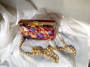 กล่องใส่เครื่องประดับเรซิ่นลายดอกไม้ งานศิลปะเพ้นท์มือ สายโซ่ทอง ลายสีแดง เป็นมิตรกับสิ่งแวดล้อม ธีมความรัก กระเป๋าถือสำหรับออกงานกลางคืน - Product Image 2