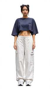 Ensemble de survêtement deux pièces ample pour femme, haut court bleu marine et pantalon cargo beige à taille élastique pleine longueur - Product Image 4