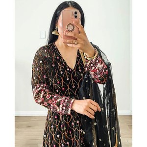 Ensemble haut, bas et dupatta pour soirée, taille XL, avec broderies et sequins. - Product Image 3