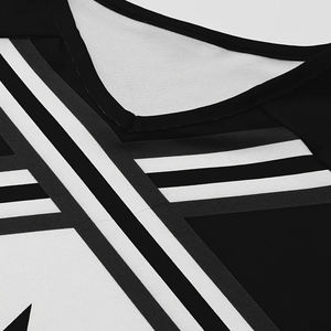 Ensemble d'uniformes de cheerleading personnalisés haut de gamme noir et blanc - Haut court sans manches à bretelles croisées avec motif étoile et jupe plissée taille haute - Product Image 3