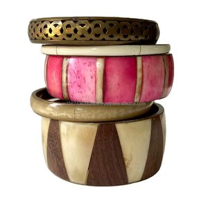 Ensemble de cinq bracelets en bois et laiton de couleur naturelle, parfaits pour les accessoires de mode, les vêtements ethniques et les idées de cadeaux uniques - Product Image 1