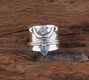 Anillo de banda de plata de ley 925 con piedra lunar arcoíris natural de pera, joyería multienhufe de piedras, venta al por mayor, banda apilable con gema en forma de lágrima - Product Image 3
