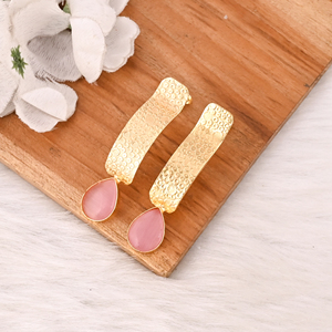 Boucles d'oreilles élégantes en laiton plaqué or avec pierre précieuse œil de chat rose sertie, bijoux de mode pour femmes - Product Image 3