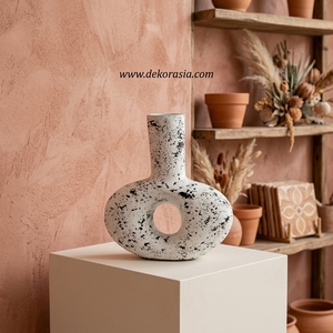 Vase Donut Rustique en Terre Cuite Guapo, Pot Creux Artisanal en Céramique, Décoration de Table en Céramique Blanche/Noire Vieillie - Product Image 3