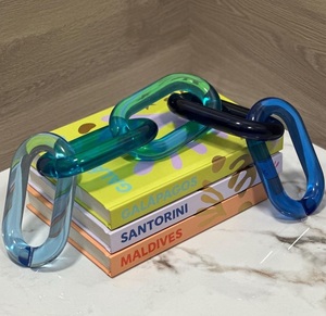 Sculpture de luxe en résine multicolore à maillons de chaîne, accent décoratif moderne pour table basse, étagère, décoration intérieure tendance - Product Image 1