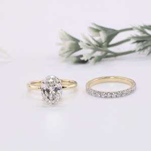 Anillo de compromiso y boda de lujo para mujer en oro amarillo macizo con diamante de laboratorio ovalado, halo oculto, solitario y banda pavé a juego para propuesta - Product Image 1