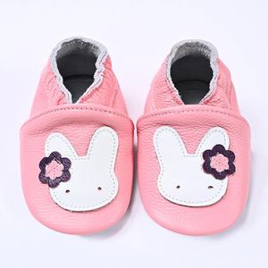 Chaussures en cuir pour bébé en gros, série Signature, semelle en daim antidérapante, design léger, logo personnalisé, usine de Sialkot - Product Image 1