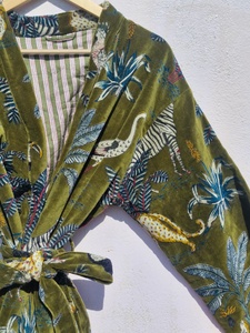Batas cortas tipo kimono de terciopelo con estampado de selva verde, hechas a mano, de terciopelo de algodón, para el desayuno o el té - Product Image 5
