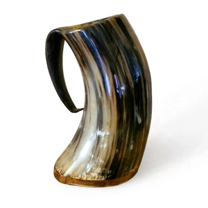 Natürlicher Horn-Bierkrug mit geschnitztem Wikingerschiff-Motiv, handgefertigter Trinkbecher im antiken rustikalen Stil - Product Image 3