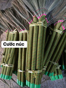 Balai à herbe d'intérieur de 40 pouces avec manche en bambou pour le nettoyage des sols - Outil de balayage artisanal unique - Product Image 4