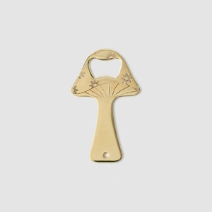 Abridor de Botellas Creativo con Forma de Hongo Dorado, Abridor de Cerveza Resistente de Aleación de Zinc y Latón, Artículos de Bar con Tema Celestial Único - Product Image 1
