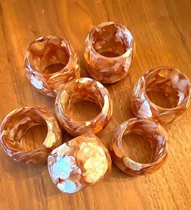 Fabricación de Anillos de Servilleta de Resina Epoxi al Precio Más Bajo, 7 Piezas, Anillos de Servilleta Personalizados en Tamaño y Forma para Uso en Mesa de Comedor - Product Image 1