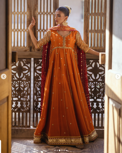SADIA AUN HUTE COUTURE Sari en soie orange avec broderie dorée, tenue de mariage indienne traditionnelle pour femmes, longueur au sol - Product Image 3