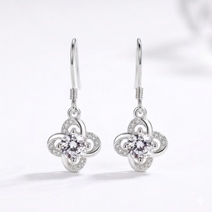 Pendientes de Diamantes Cultivados en Laboratorio DEF Color VS VVS, Pendientes Colgantes Florales con Forma de Trébol para Mujer en Plata de Ley 925, Oro de 10K/14K - Product Image 1