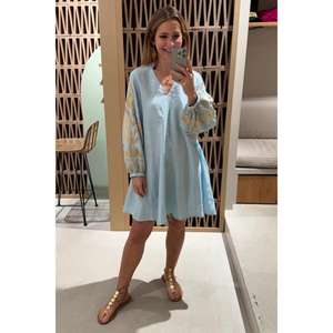 Robe longue bohème ample à col en V pour femme, bleu clair, brodée, manches 3/4, imprimé floral, à franges, été, plage, 100% coton - Product Image 1