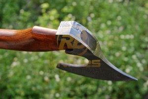 Hache de camping en acier Damas de qualité supérieure, forgée à la main, avec manche en bois, pour la survie en plein air et la fendage du bois - Product Image 4