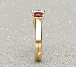 Anillo de Compromiso con Tres Piedras de Diamante Corte Princesa Creado en Laboratorio, con Rubí Lateral, Estilo Vintage, Chapado en Oro Rosa, Certificado OEM - Product Image 3