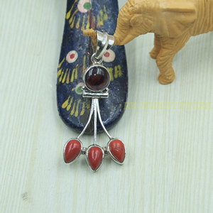 จี้ห้อยคอรูปหยดน้ำสามเม็ดประดับด้วยพลอยโกเมนสีแดงธรรมชาติและปะการัง ทำด้วยเงินแท้ 925 งานแฮนด์เมด สไตล์โบฮีเมียน ของขวัญสำหรับผู้หญิง - Product Image 3