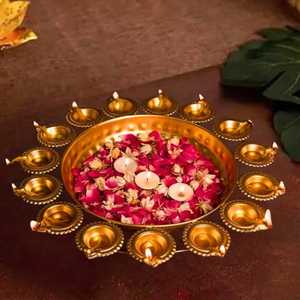 Juego de diyas de latón con centro de pétalos de flores, lámpara de aceite hecha a mano para actividades religiosas, decorativa - Product Image 1
