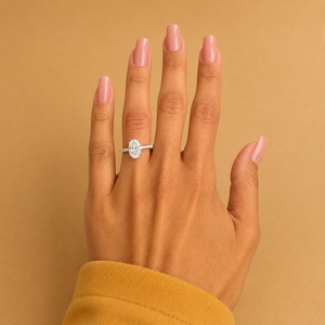 Bague de fiançailles en or 14 carats avec diamant ovale de 2,5 carats de taille TCW, cultivé en laboratoire, pavé de pierres latérales, halo caché, certifié IGI, clarté VVS2, couleur E - Product Image 4