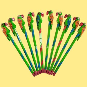 theperfectbazaar Lápiz Portátil de Madera con Cabeza de Loro Verde e Impresión Digital para Regalos de Bienvenida - Product Image 1