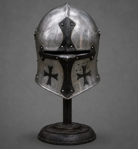 Casco réplica de Sutton Hoo con detalles intrincados, paneles en relieve plateados, adornos dorados, máscara con bigote estilizado y protectores para las mejillas. - Product Image 4