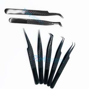Pince à épiler RMI Diamond Grip noire, couleur plasma, anti-magnétique, pour extensions de cils, à pointes dentelées/serrées, en acier inoxydable de précision - Product Image 2
