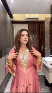 Conjunto de traje Salwar Peach Cos Moss con bordado de lentejuelas y espejos, top y salwar con dupatta. - Product Image 2